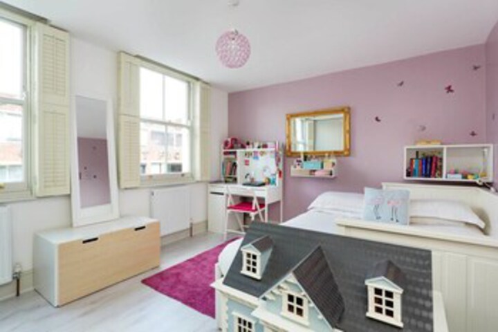 Room 4 of 18