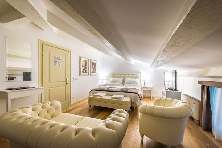 Room 18 of 151