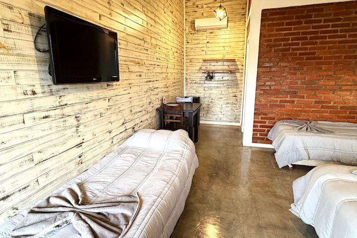 Room 17 of 104