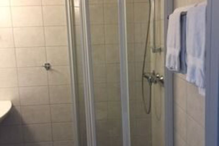 Room 8 of 106