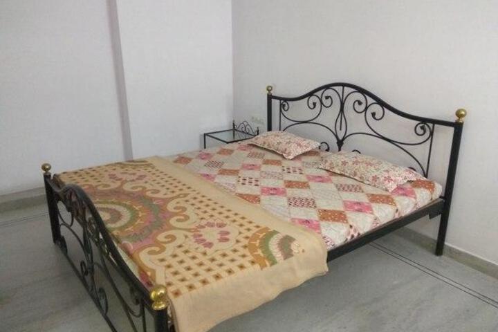 Room 8 of 9
