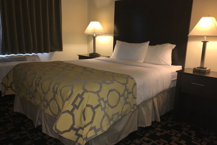 1 Queen Bed (1 of 7)