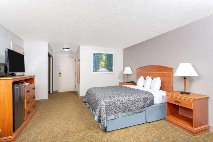 2 Queen Beds (3 of 16)