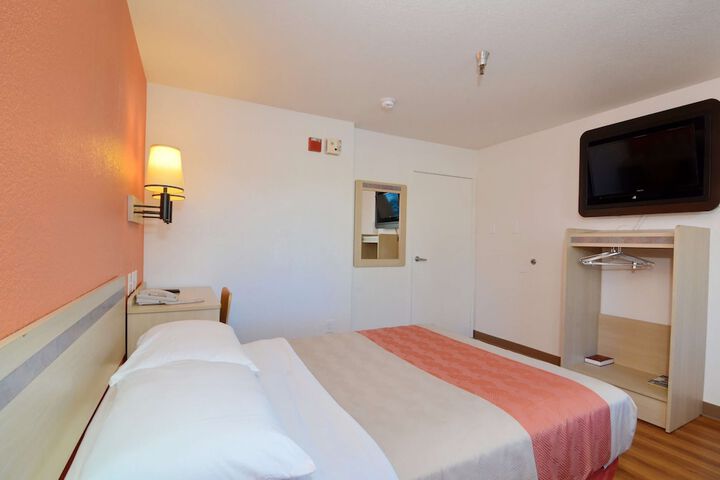 Room 4 of 28
