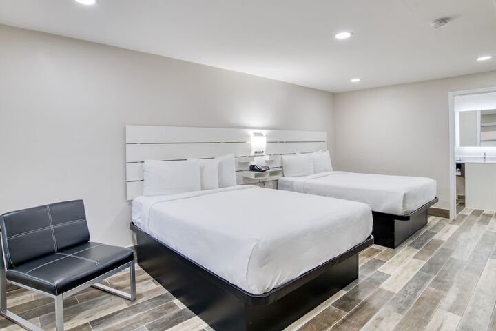 Deluxe 2 Queen Beds (2 of 10)