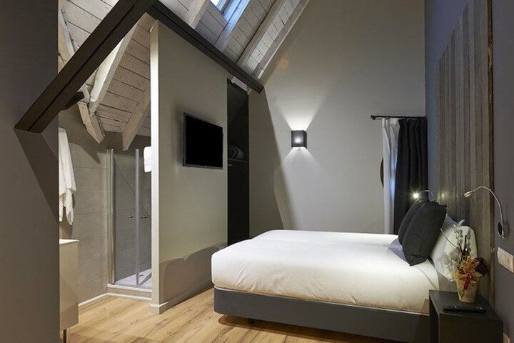 Room 5 of 62