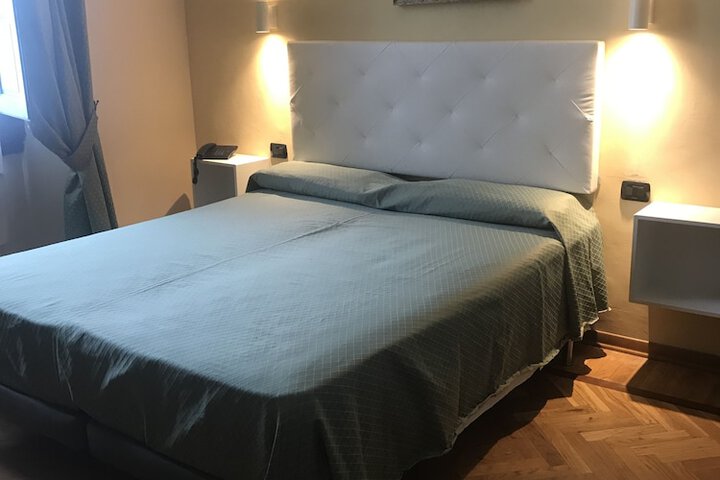 Room 6 of 16