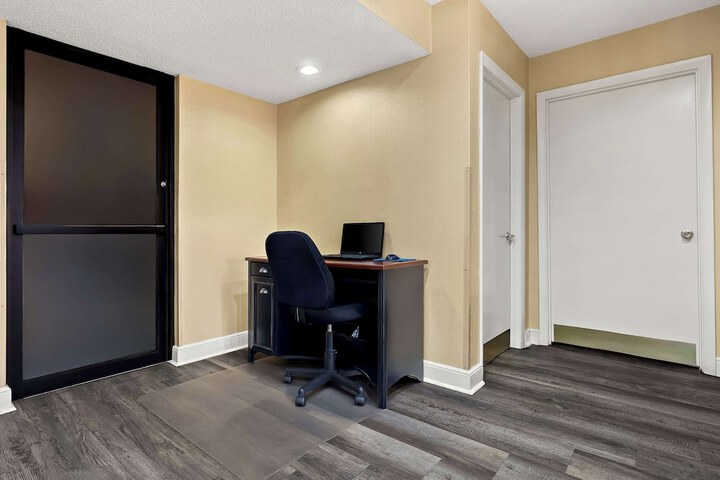 Business Center 23 of 25