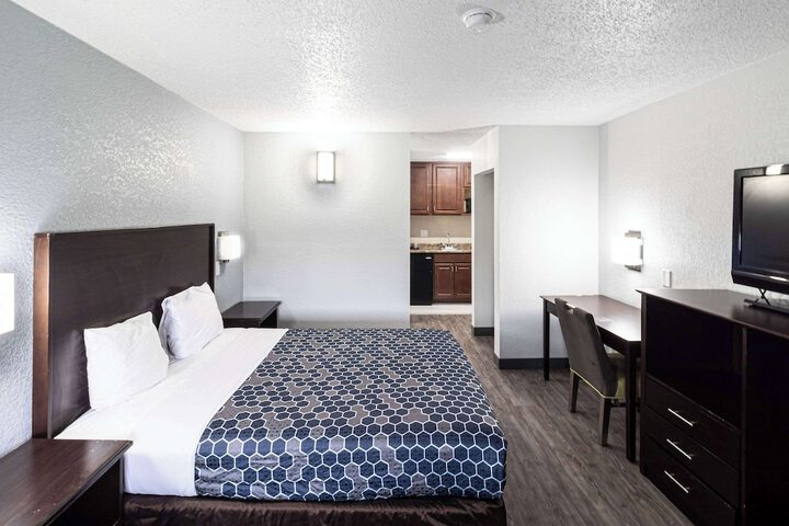1 Queen Bed Accessible (21 of 25)