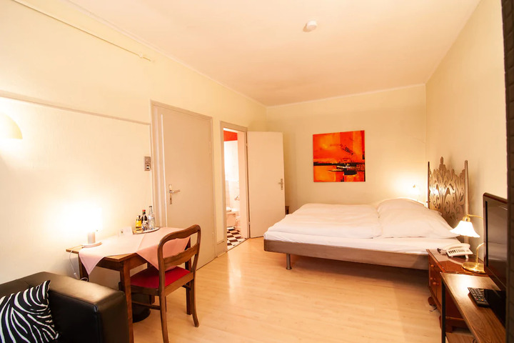 Room 3 of 10