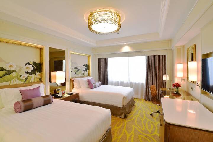 Room 8 of 100
