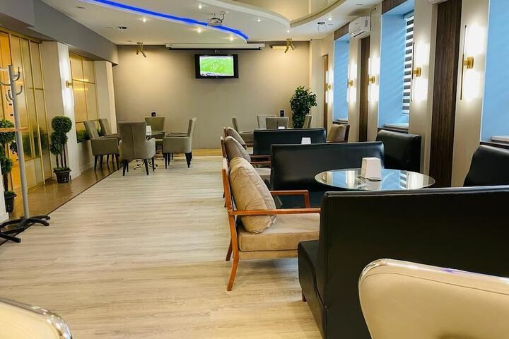 Lounge 87 of 106