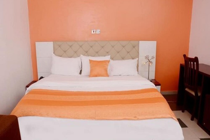 Room 11 of 25