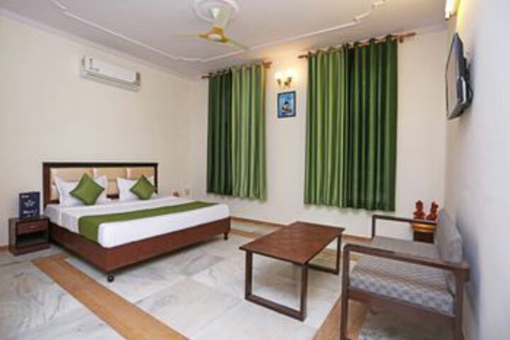 Room 13 of 30