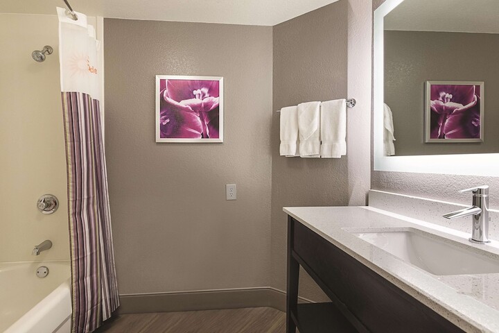2 Double Beds Mobility Accessible Bathtub with Grab Bars (9 of 10)