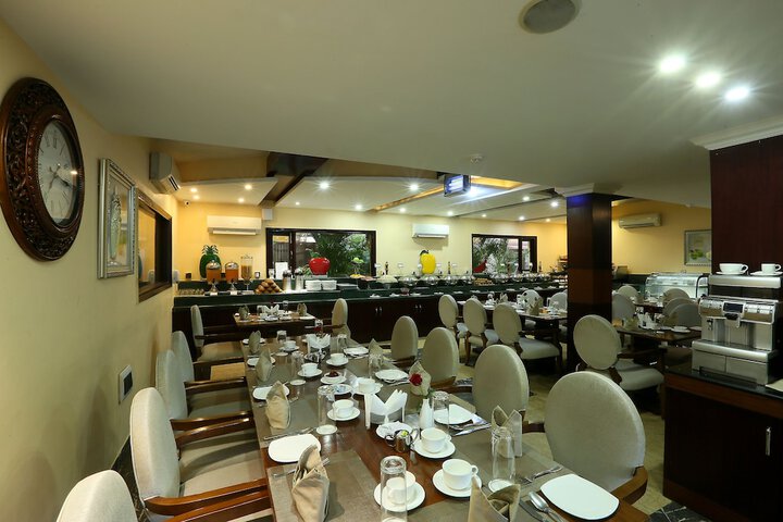Dining 82 of 102