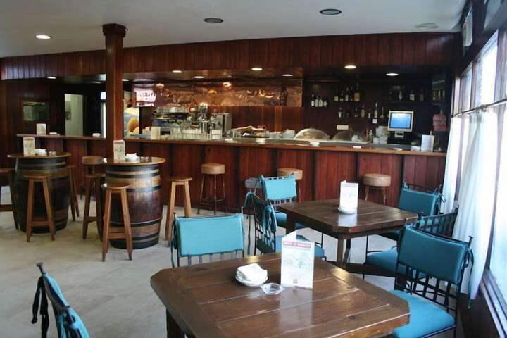 Lounge 11 of 23