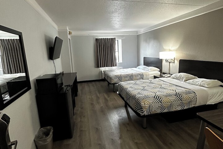 Deluxe King Room (9 of 10)