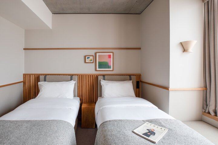 Room 4 of 33