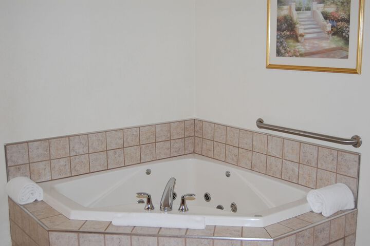 2 Queen Bed Mobility Hearing Accessible Room Roll in Shower (31 of 44)