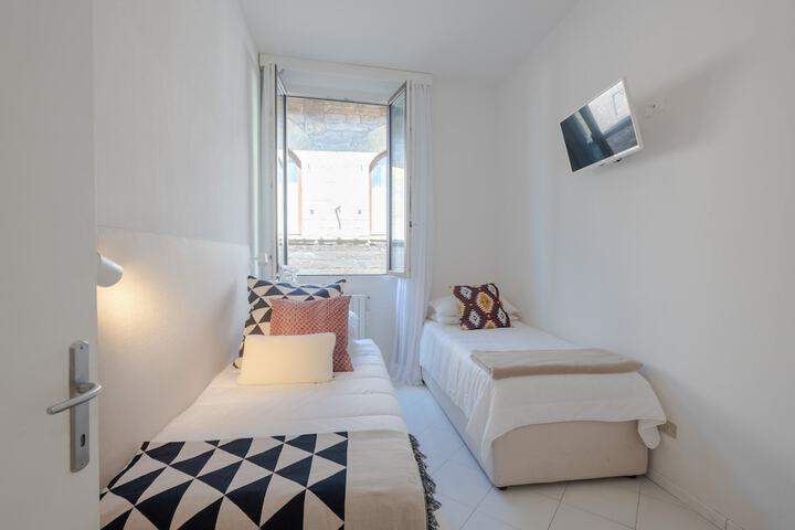 Room 3 of 21