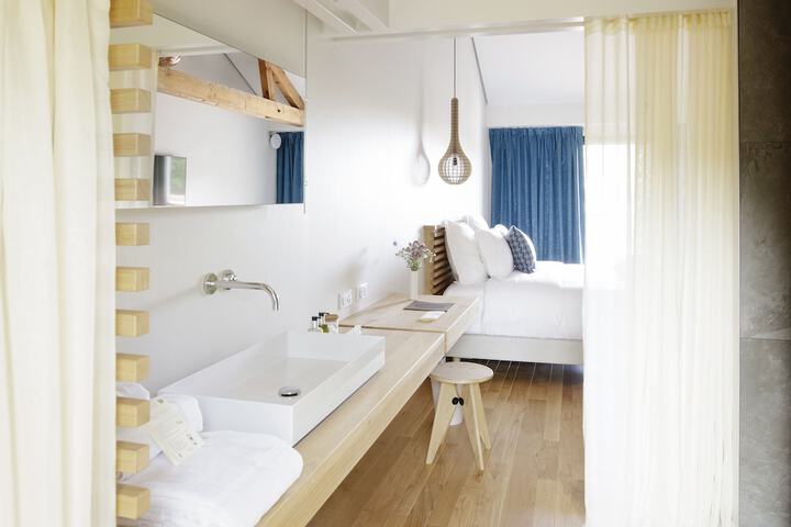 Room 3 of 37