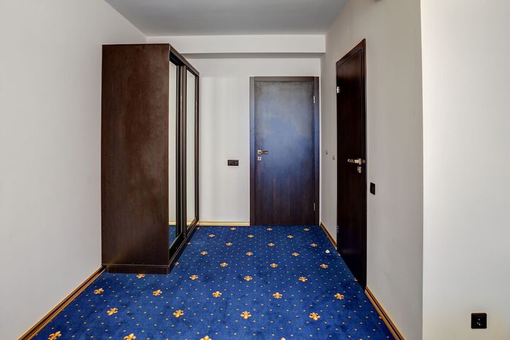 Room 10 of 33