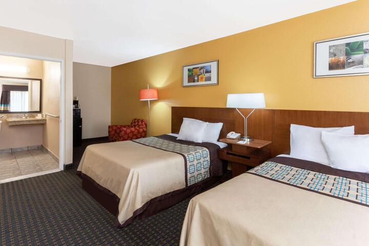 2 Queen Beds Accessible (6 of 10)