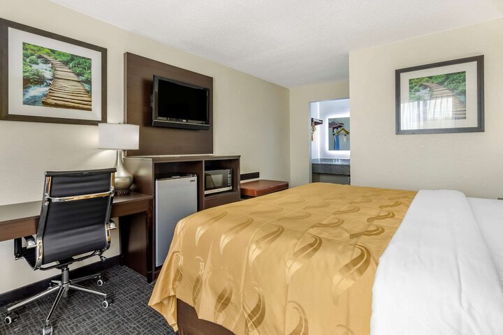 1 King Bed (2 of 14)