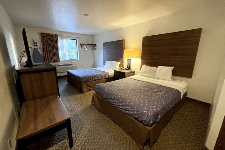 2 Queen Beds Microwave and Refrigerator WiFi Continental Breakfast (6 of 8)
