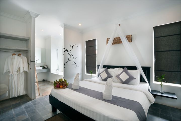 Room 8 of 90