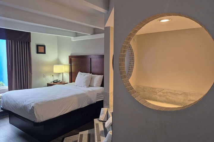 2 Queen Beds Accessible (18 of 25)