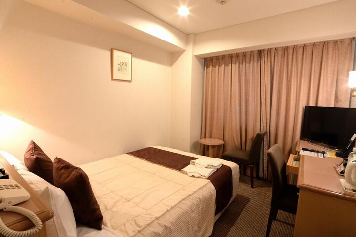 Room 11 of 28