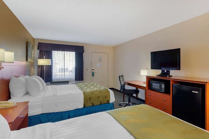 2 Queen Beds (1 of 5)