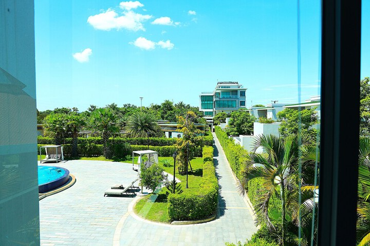 Hotel Exterior 306 of 313