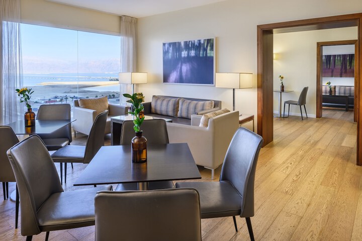 Lounge 108 of 130