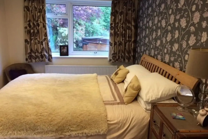 Room 5 of 12