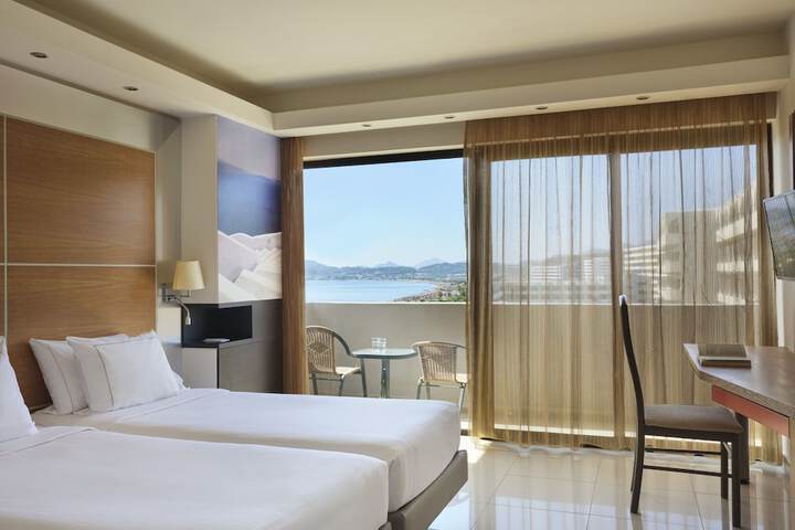 Room 10 of 87