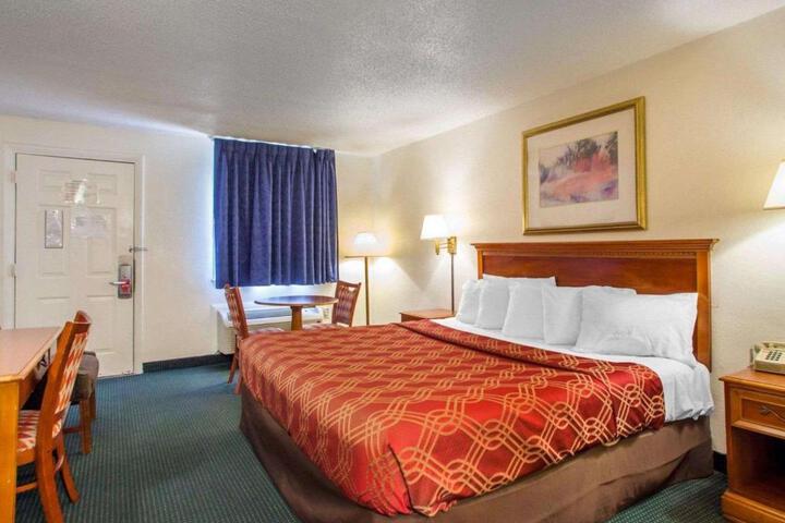 1 King Bed (6 of 7)