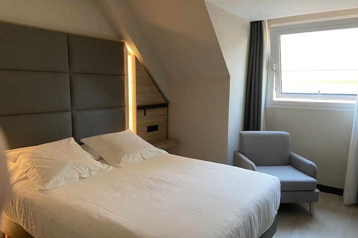 Room 27 of 81