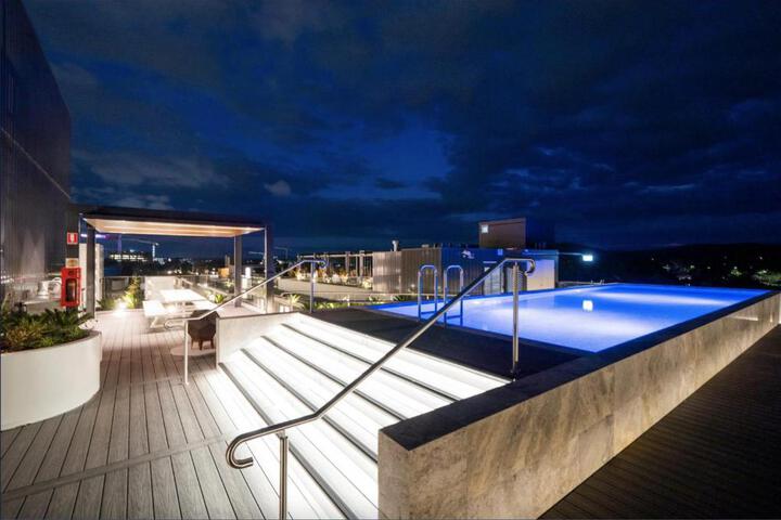 The Hamptons - Lux 2 Bed 2 Bath Pool - Central Location