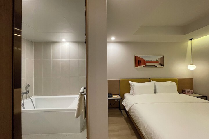 Room 5 of 60
