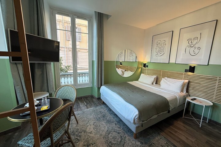 Room 50 of 76