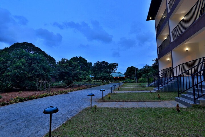 Hotel Exterior 43 of 49
