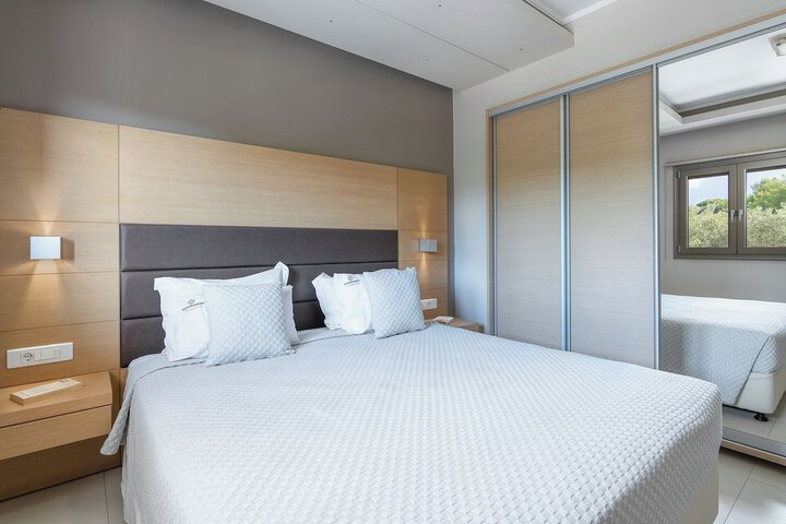 Room 10 of 93