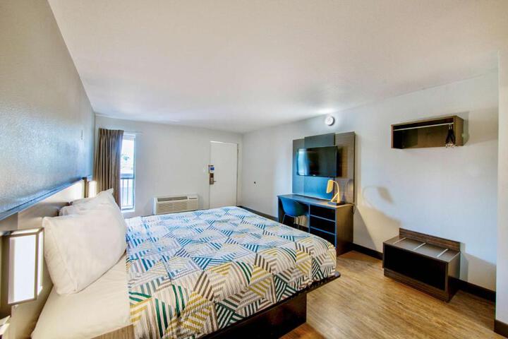 1 King Bed (14 of 18)