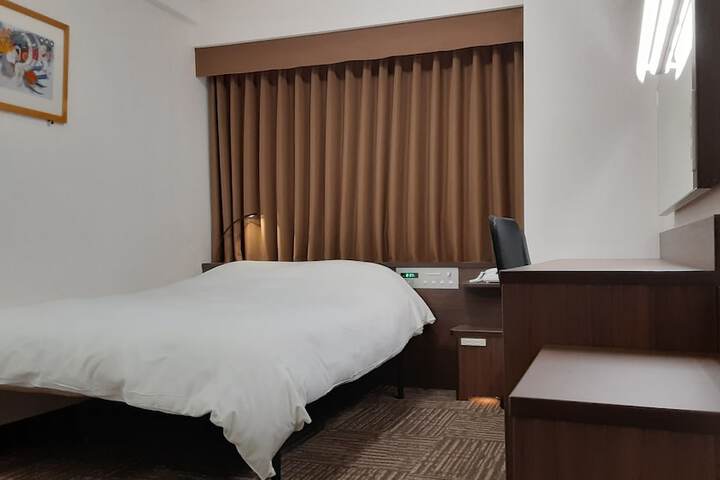 Room 3 of 8