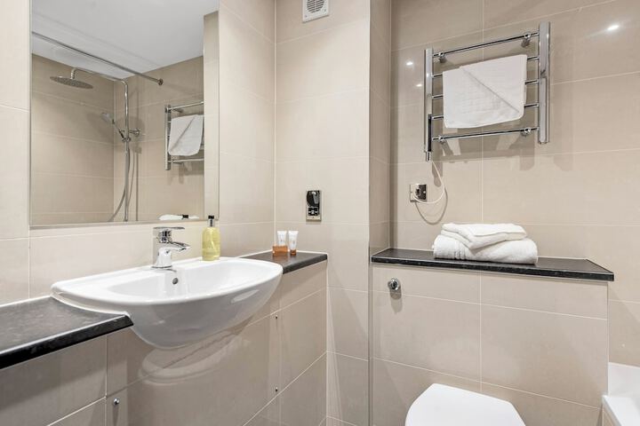 Room 32 of 81