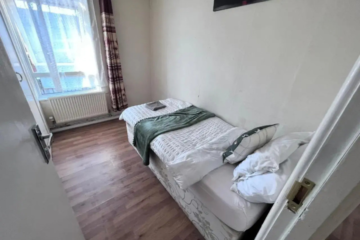 Room 6 of 8