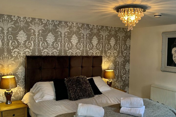 Room 5 of 16
